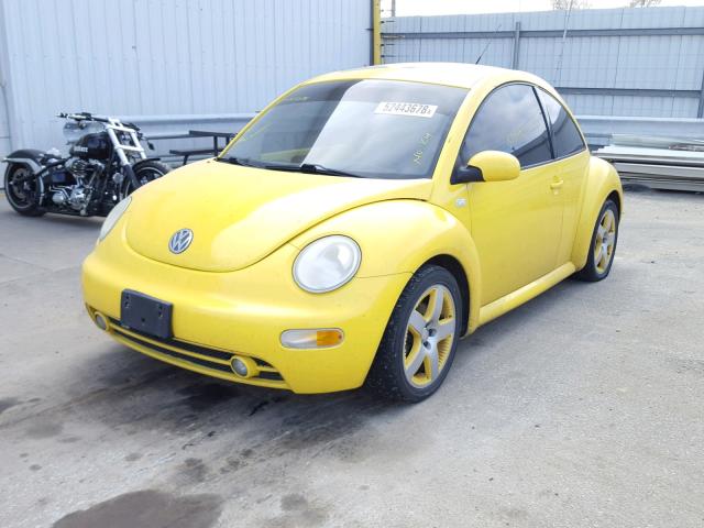 3VWCD21C42M447689 - 2002 VOLKSWAGEN NEW BEETLE YELLOW photo 2