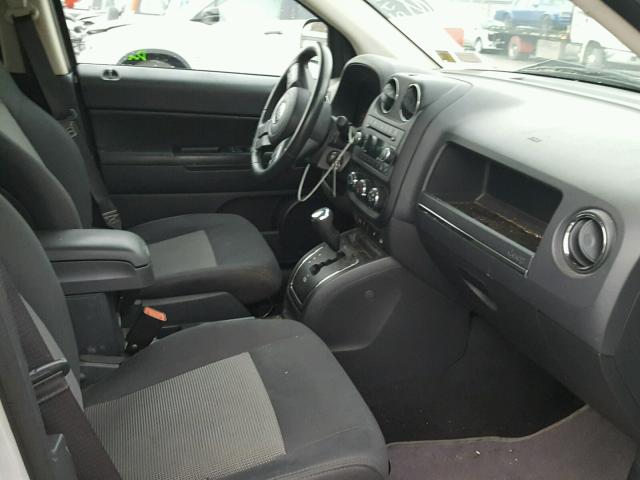 1J4NF1FB6BD282735 - 2011 JEEP COMPASS SP 银色 照片 5