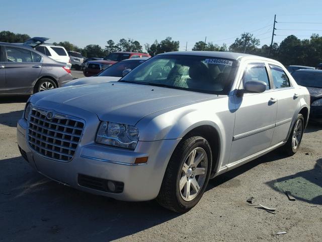 2C3KA53G97H883666 - 2007 CHRYSLER 300 TOURIN SILVER photo 2