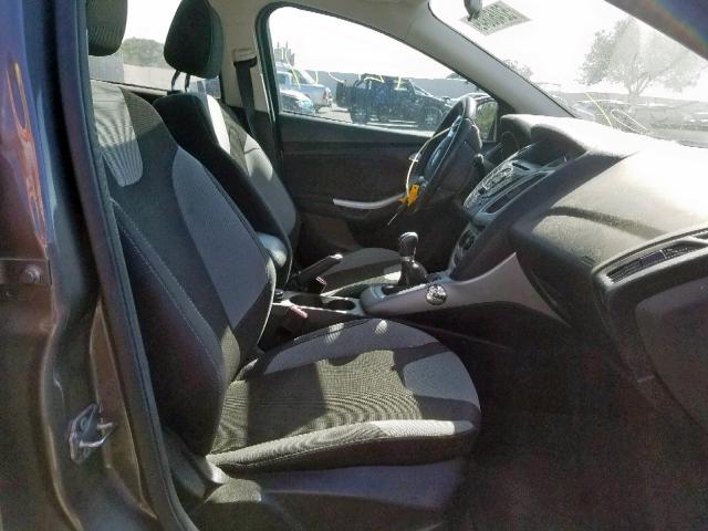 1FAHP3K27CL227936 - 2012 FORD FOCUS SE GRAY photo 5