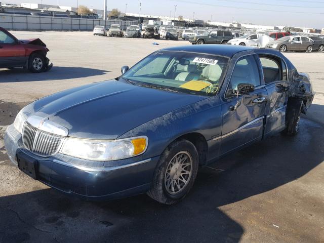 1LNHM82W72Y668692 - 2002 LINCOLN TOWN CAR S BLUE photo 2