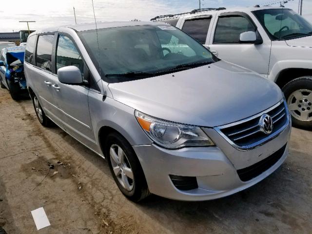 2V4RW3D15AR138415 - 2010 VOLKSWAGEN ROUTAN SE SILVER photo 1