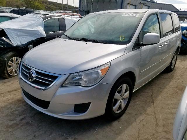 2V4RW3D15AR138415 - 2010 VOLKSWAGEN ROUTAN SE SILVER photo 2