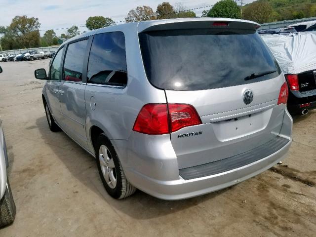 2V4RW3D15AR138415 - 2010 VOLKSWAGEN ROUTAN SE SILVER photo 3