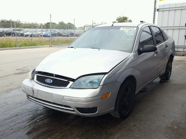 1FAHP34N77W247535 - 2007 FORD FOCUS ZX4 SILVER photo 2