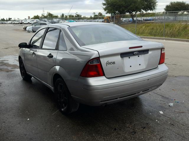 1FAHP34N77W247535 - 2007 FORD FOCUS ZX4 SILVER photo 3