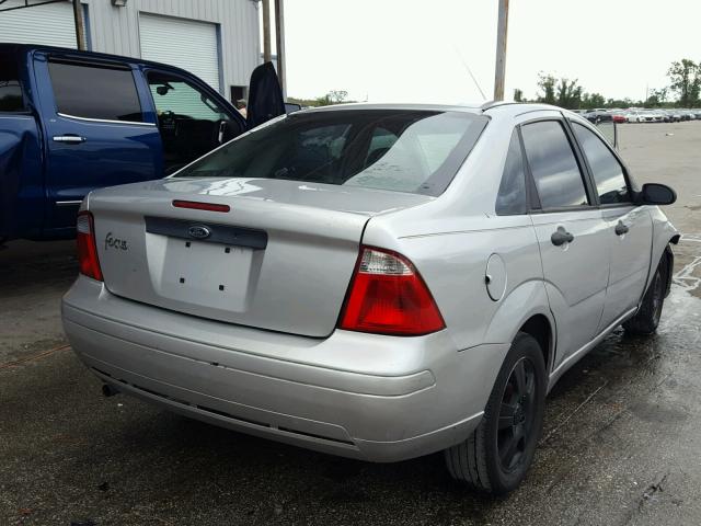 1FAHP34N77W247535 - 2007 FORD FOCUS ZX4 SILVER photo 4