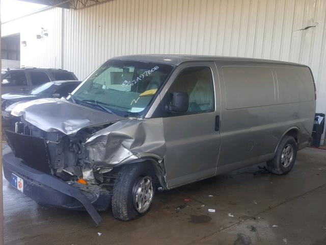 1GTFG15TX31148251 - 2003 GMC SAVANA G15 SILVER photo 2