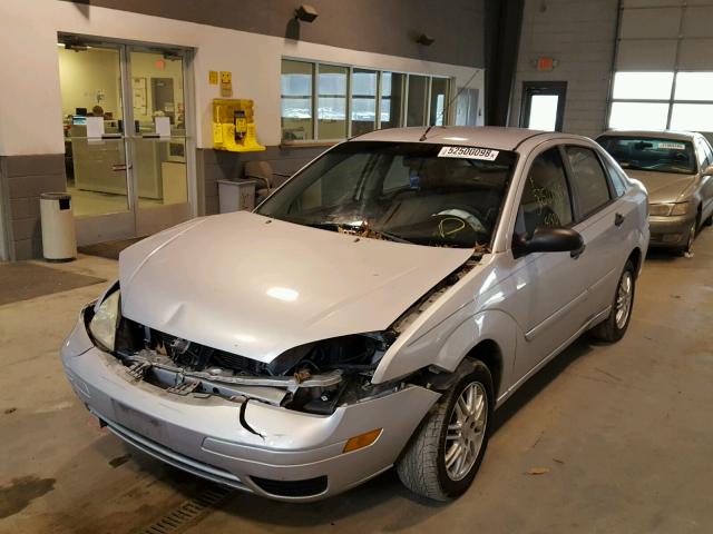 1FAFP34N47W320013 - 2007 FORD FOCUS ZX4 SILVER photo 2