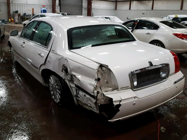 1LNHM82W43Y601632 - 2003 LINCOLN TOWN CAR S WHITE photo 3