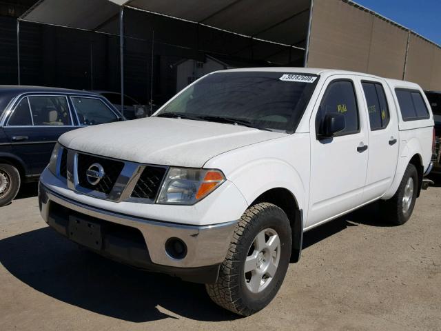 1N6AD07W08C416723 - 2008 NISSAN FRONTIER C WHITE photo 2