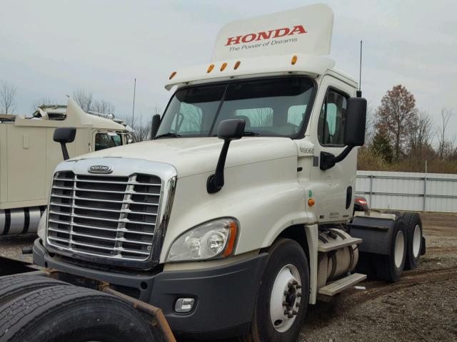 1FUJGEDV5CSBD3162 - 2012 FREIGHTLINER CASCADIA 1 WHITE photo 2