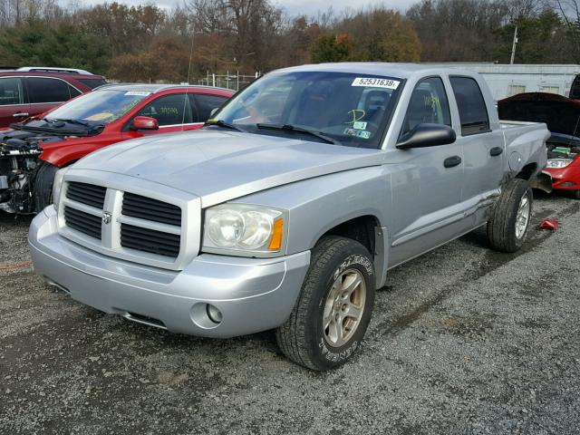 1D7HW48N06S689923 - 2006 DODGE DAKOTA QUA SILVER photo 2