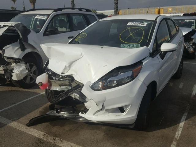 3FADP4BJ4JM121922 - 2018 FORD FIESTA SE WHITE photo 2