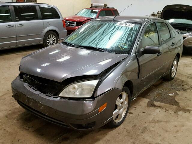 1FAFP34N26W102229 - 2006 FORD FOCUS ZX4 GRAY photo 2