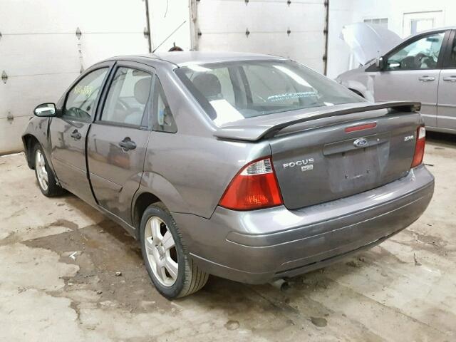 1FAFP34N26W102229 - 2006 FORD FOCUS ZX4 GRAY photo 3