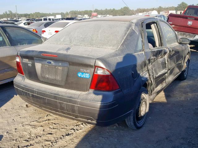 1FAFP34N55W241835 - 2005 FORD FOCUS ZX4 GRAY photo 4