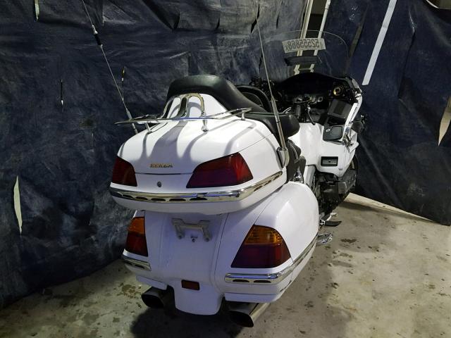 1HFSC47084A305085 - 2004 HONDA GL1800 WHITE photo 3