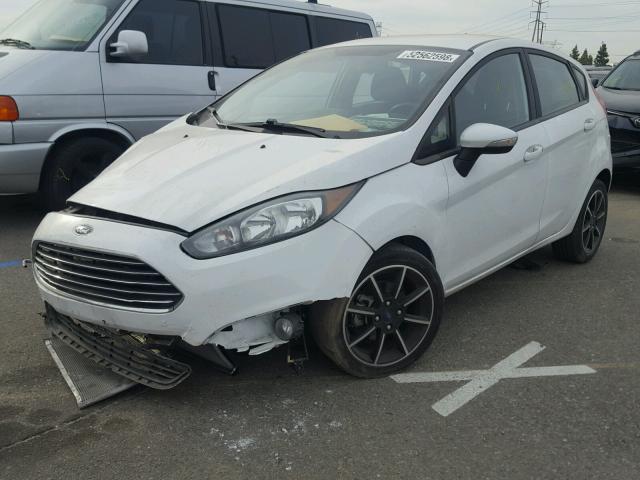 3FADP4EJ7FM203615 - 2015 FORD FIESTA SE WHITE photo 2