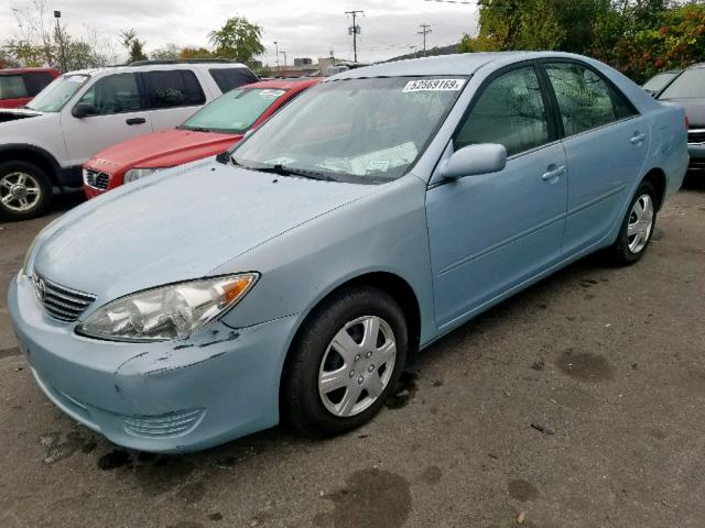 4T1BE32K15U516275 - 2005 TOYOTA CAMRY LE BLUE photo 2
