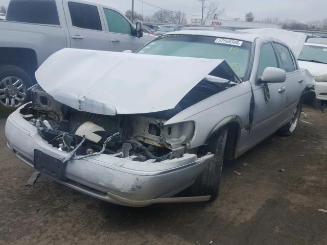 1LNFM83W3XY604484 - 1999 LINCOLN TOWN CAR C SILVER photo 2