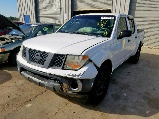 1N6AD07U18C428166 - 2008 NISSAN FRONTIER C WHITE photo 2