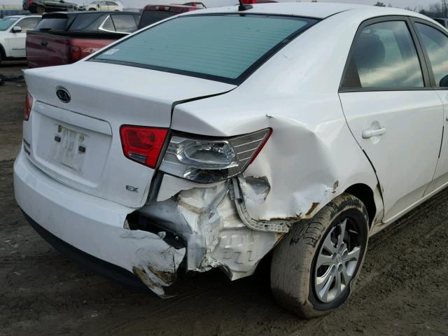 KNAFU4A29B5382456 - 2011 KIA FORTE EX WHITE photo 9