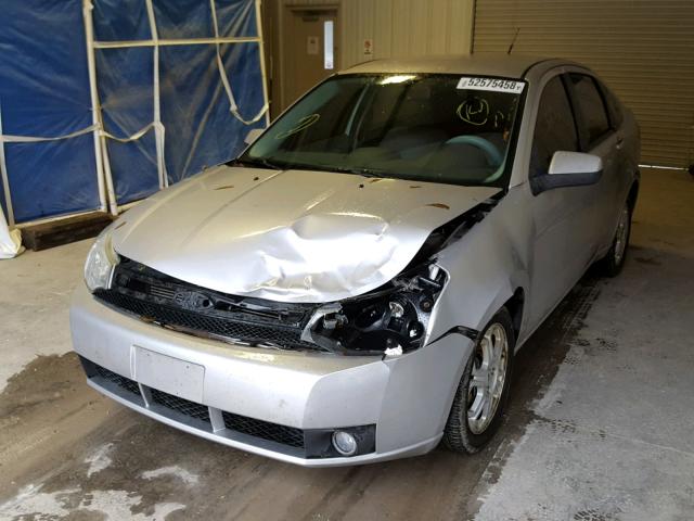 1FAHP36N79W195498 - 2009 FORD FOCUS SES SILVER photo 2