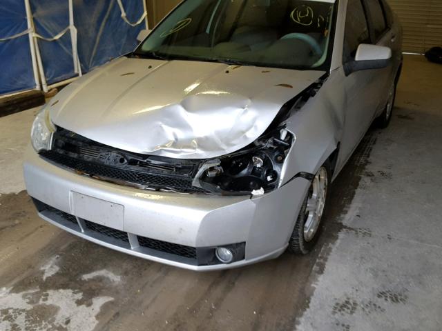 1FAHP36N79W195498 - 2009 FORD FOCUS SES SILVER photo 9