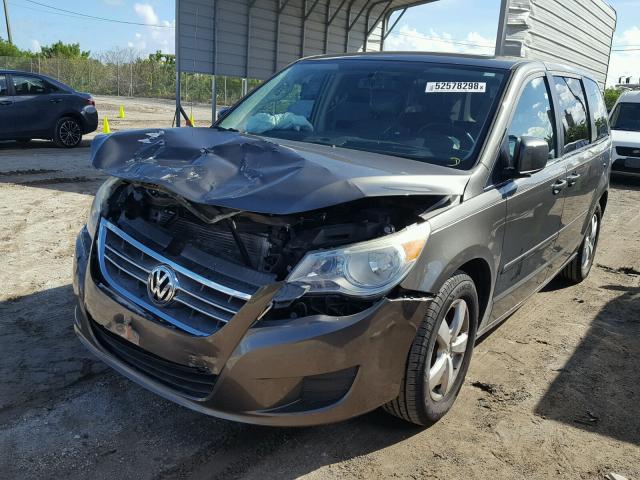 2V4RW3D14AR306058 - 2010 VOLKSWAGEN ROUTAN SE GRAY photo 2