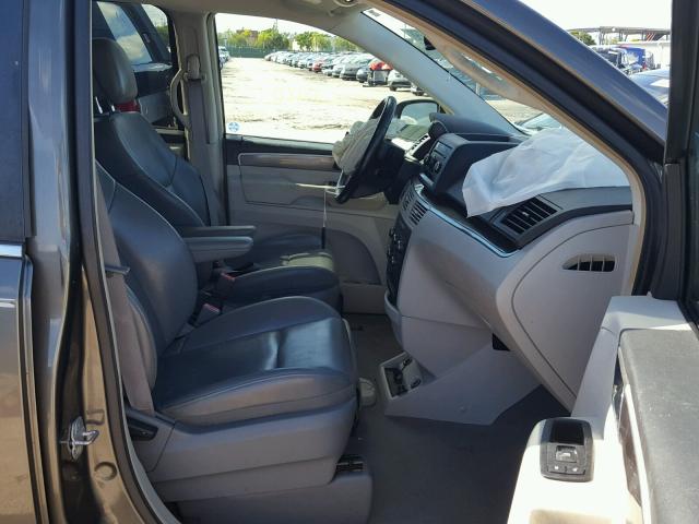 2V4RW3D14AR306058 - 2010 VOLKSWAGEN ROUTAN SE GRAY photo 5