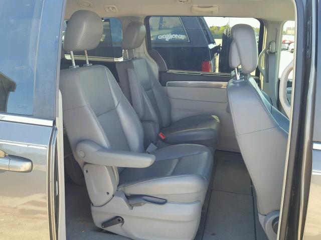 2V4RW3D14AR306058 - 2010 VOLKSWAGEN ROUTAN SE GRAY photo 6