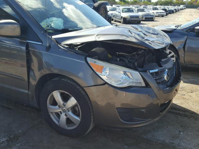 2V4RW3D14AR306058 - 2010 VOLKSWAGEN ROUTAN SE GRAY photo 9