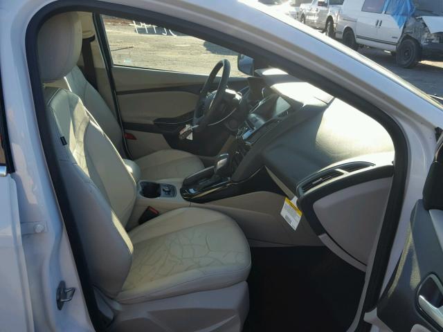 1FADP3R45EL114401 - 2014 FORD FOCUS BEV WHITE photo 5