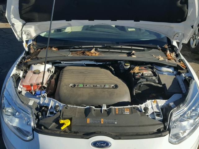 1FADP3R45EL114401 - 2014 FORD FOCUS BEV WHITE photo 7