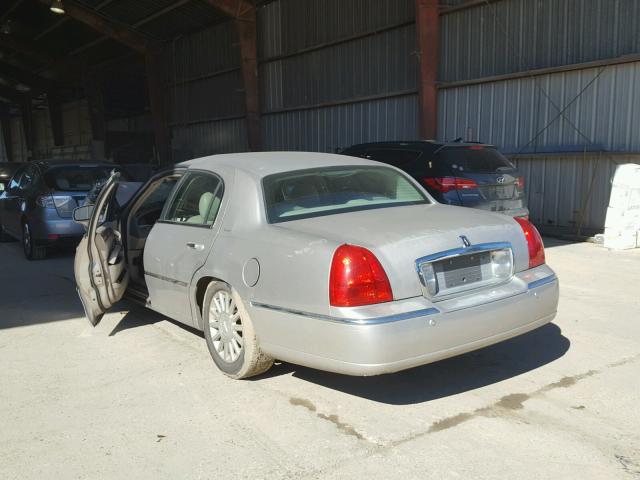 1LNHM83W34Y609866 - 2004 LINCOLN TOWN CAR U SILVER photo 3