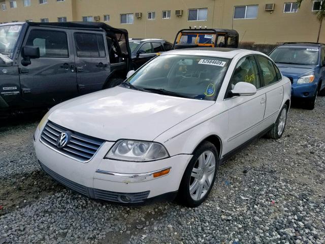 WVWAD63B75E024556 - 2005 VOLKSWAGEN PASSAT GLS WHITE photo 2