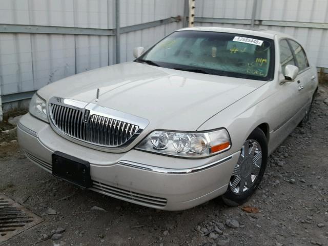 1LNHM83W24Y673705 - 2004 LINCOLN TOWN CAR U BEIGE photo 2