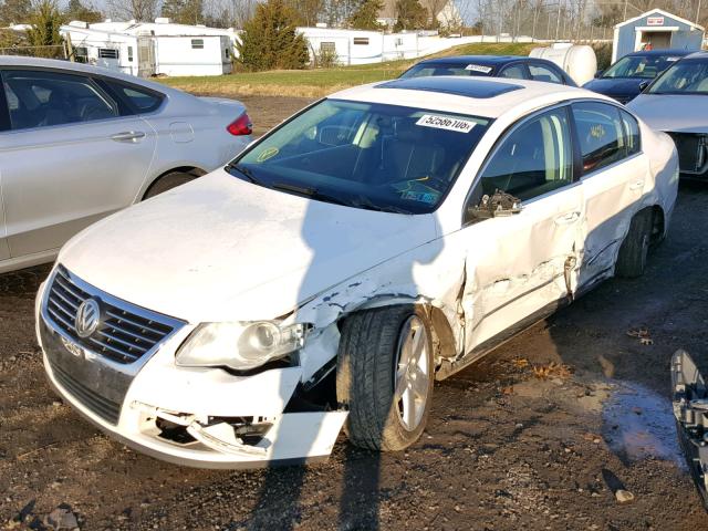 WVWAK73C48E187013 - 2008 VOLKSWAGEN PASSAT KOM WHITE photo 2