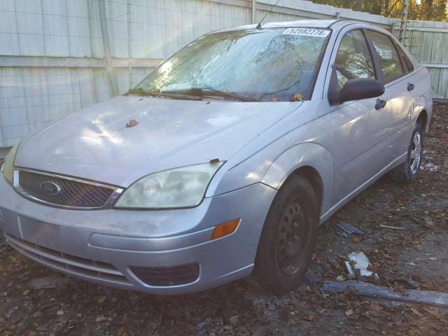 1FAFP34N67W131184 - 2007 FORD FOCUS ZX4 SILVER photo 2