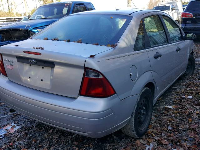 1FAFP34N67W131184 - 2007 FORD FOCUS ZX4 SILVER photo 4