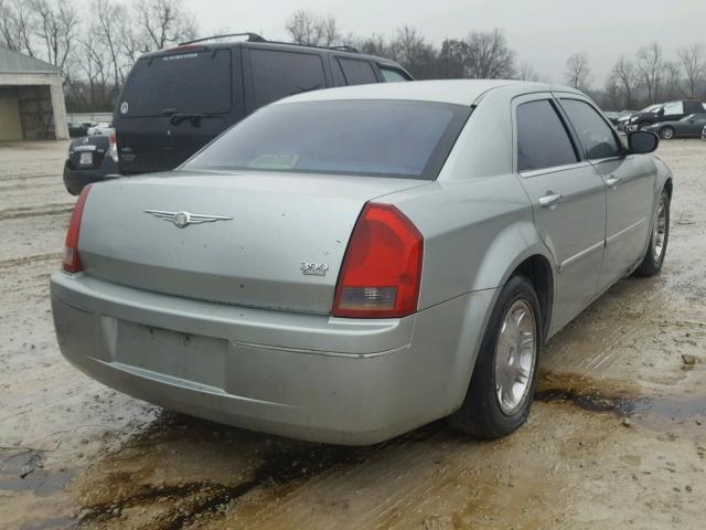 2C3JA53G55H164102 - 2005 CHRYSLER 300 TOURIN GRAY photo 4