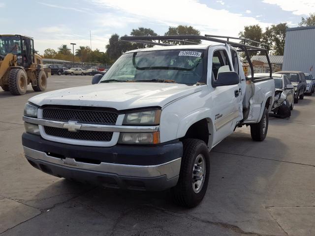 1GCHC23144F129369 - 2004 CHEVROLET SILVERADO WHITE photo 2