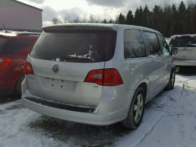 2V4RW3D16AR236806 - 2010 VOLKSWAGEN ROUTAN SE SILVER photo 4