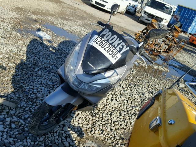 RLHKF1808GY100022 - 2016 HONDA PCX 150 SILVER photo 2