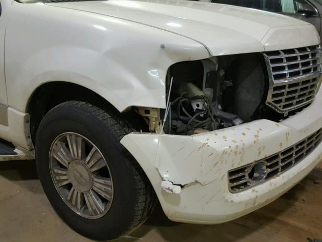 5LMFU27537LJ18119 - 2007 LINCOLN NAVIGATOR WHITE photo 9