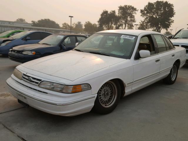 2FALP74W1VX231584 - 1997 FORD CROWN VICT WHITE photo 2