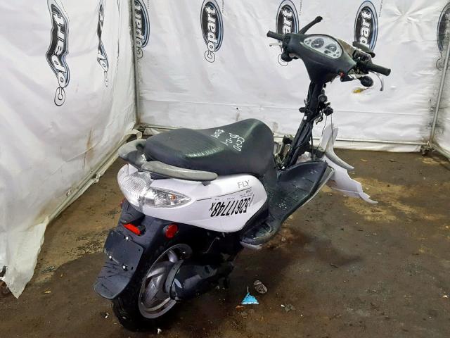 ZAPM578F794001798 - 2009 PIAGGIO FLY 50 WHITE photo 4