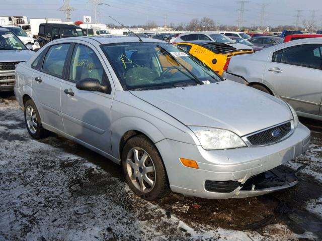 1FAFP34N75W315983 - 2005 FORD FOCUS ZX4 SILVER photo 1