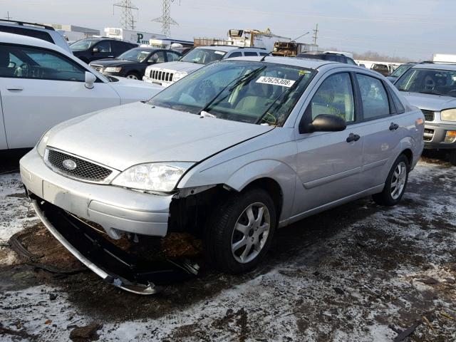 1FAFP34N75W315983 - 2005 FORD FOCUS ZX4 SILVER photo 2